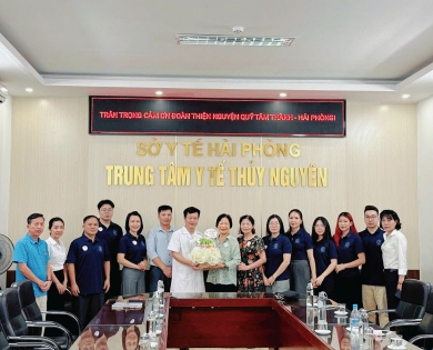 Đoàn công tác Quỹ Tâm Thành tới thăm hỏi, tặng quà cho người bệnh tại Trung tâm Y tế Thủy nguyên