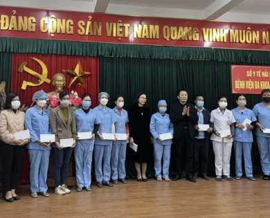 Vietcombank Đông Hải Phòng tặng quà cho người bệnh, nhân viên y tế có hoàn cảnh khó khăn tại Bệnh viện Đa khoa huyện Thuỷ Nguyên 